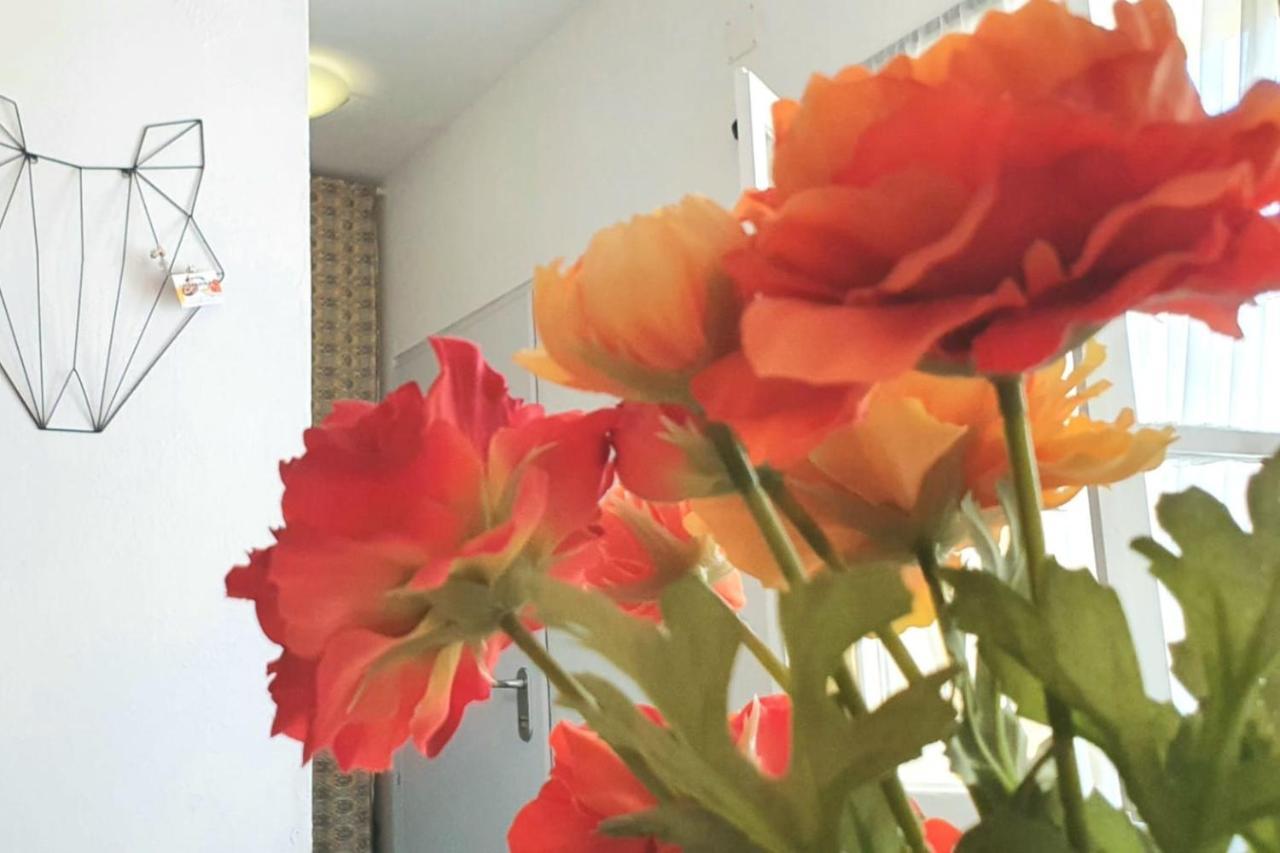 Lovelystay - Yellow Submarine House Lagos Extérieur photo